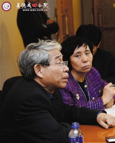 市文物局文保处处长王玉伟（左）正在接受询问。新京报记者 薛珺